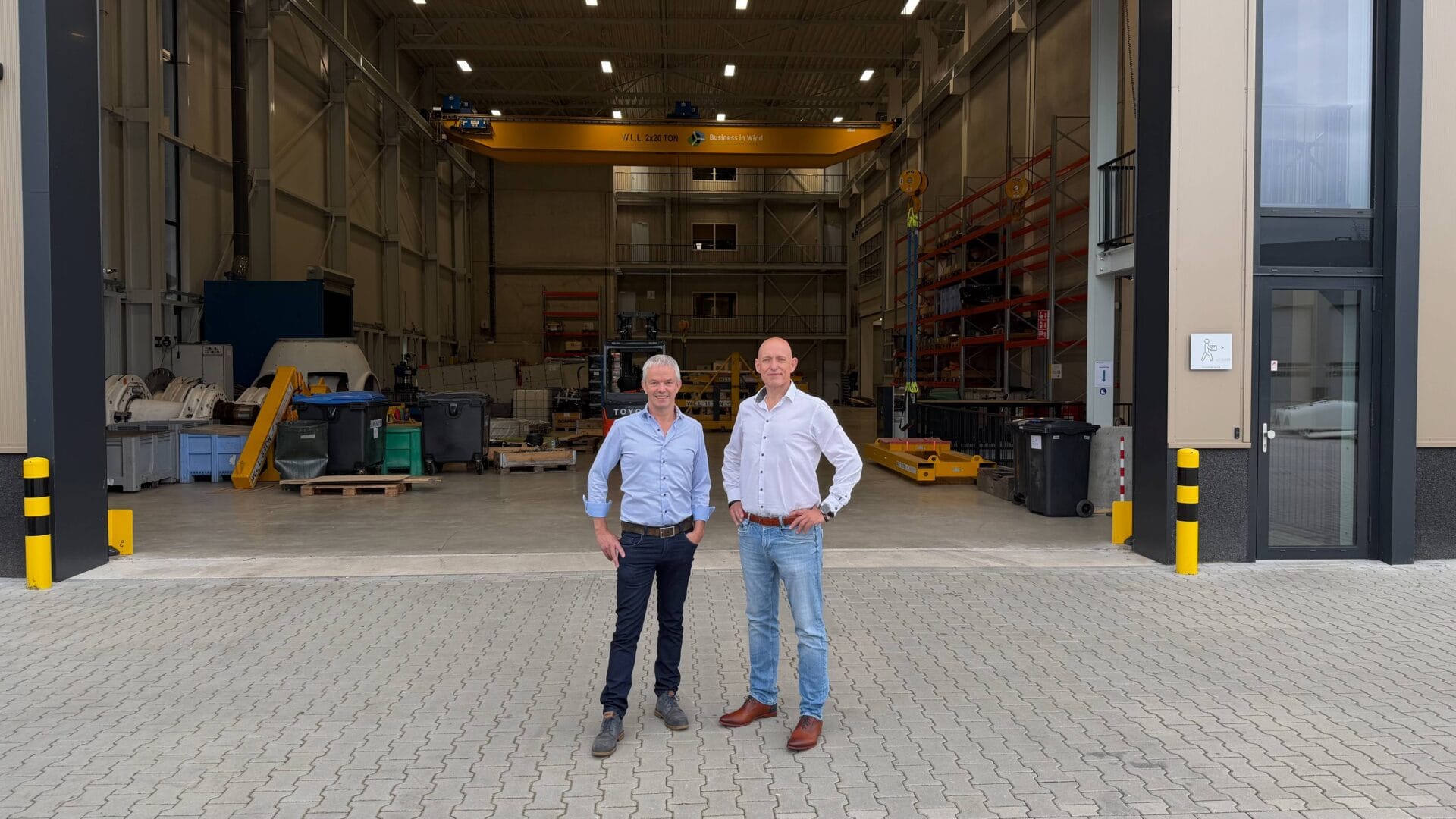 Wim Robbertsen, CEO van Business in Wind (links) en John van Soest, CEO van Iver Group (rechts) voor het pand in Franeker.