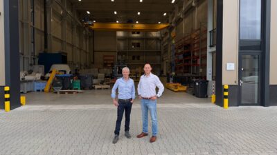 Wim Robbertsen, CEO van Business in Wind (links) en John van Soest, CEO van Iver Group (rechts) voor het pand in Barneveld.